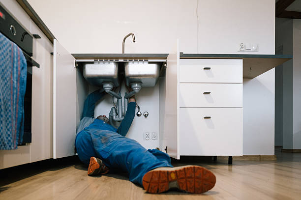 Professional Plumbing technician working in Rio Medina, TX